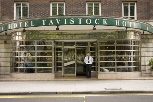Entrada del hotel Tavistock en Londres
